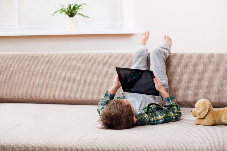 Un enfant regarde une tablette