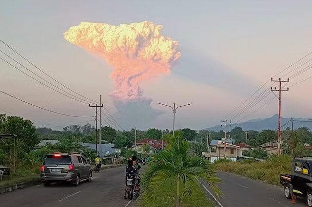Le mont Lewotobi Laki-Laki lors d’une éruption, à Maumere, Indonésie