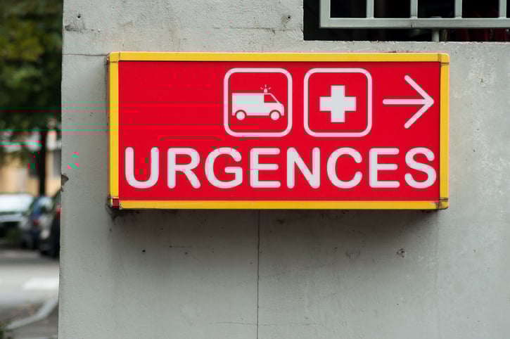Un panneau indiquant les urgences