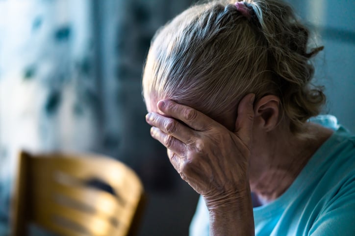 Une femme âgée désespérée