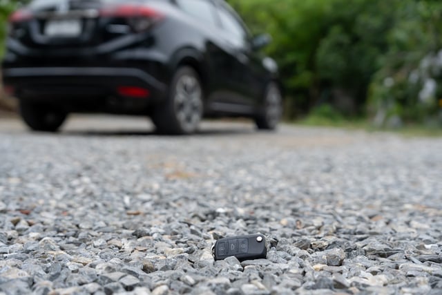 Une voiture garée dans une allée 