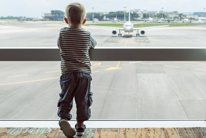 Un enfant seul à l'aéroport