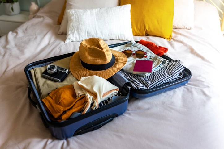 Une valise avec des affaires