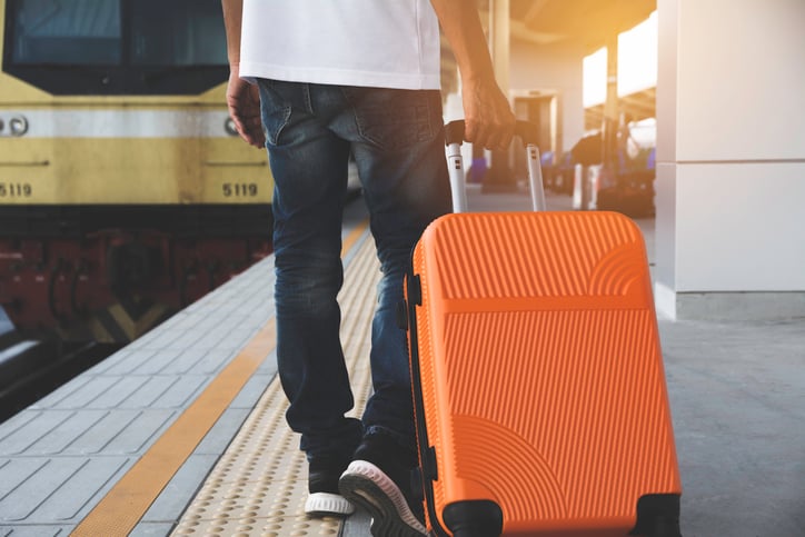 Un voyageur avec sa valise