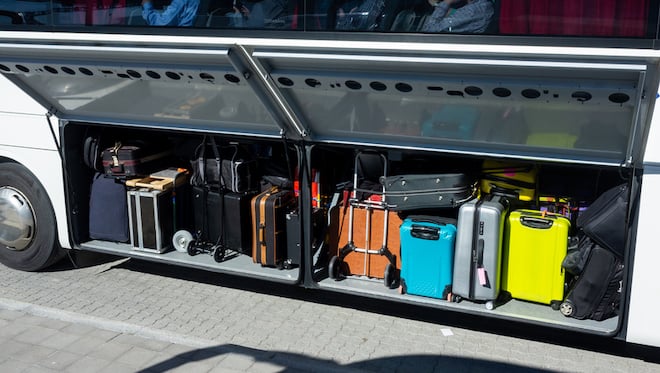 Des valises dans un car