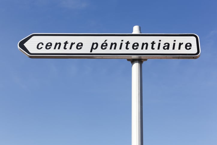 Panneau de signalisation indiquant une prison