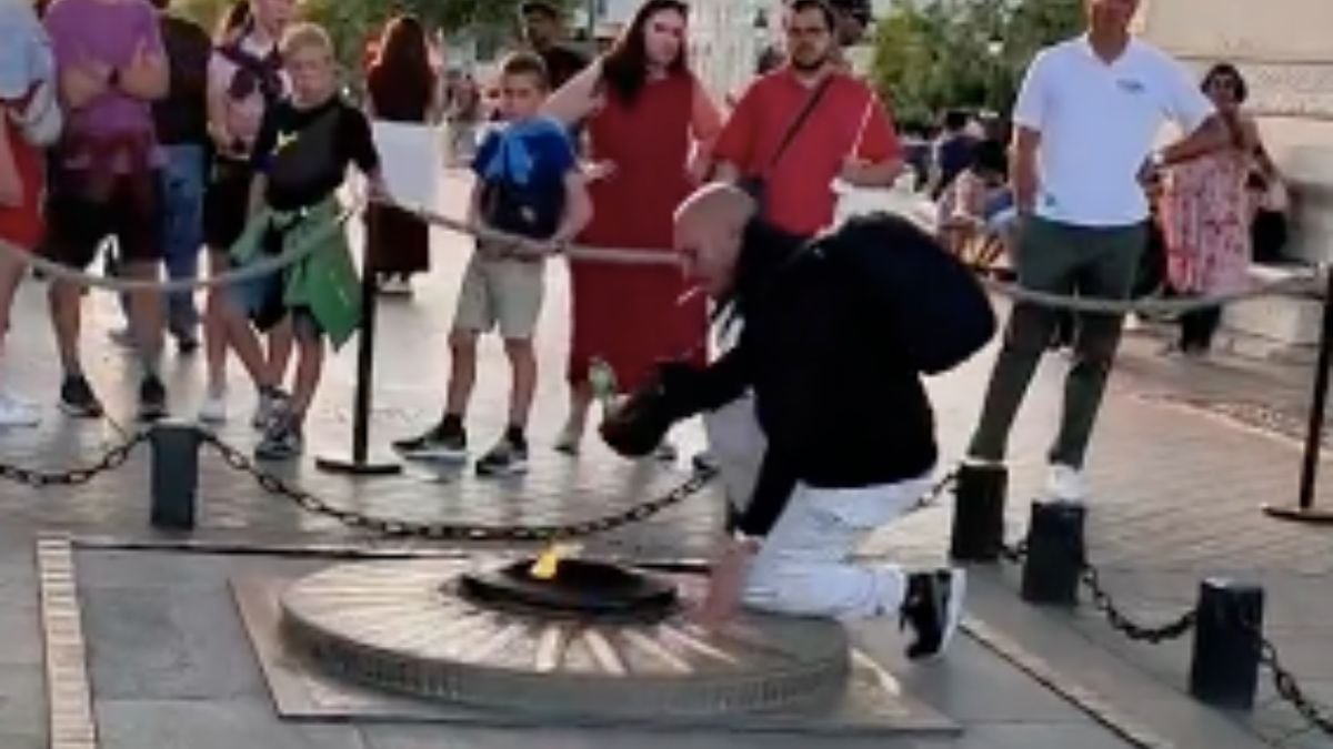Capture d'écran de la vidéo montrant l'homme qui avait allumé sa cigarette avec la flamme du Soldat inconnu