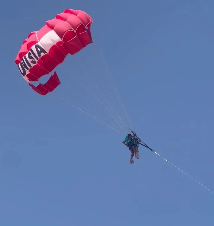 Image de la présumée agression sexuelle qu'aurait subie une touriste britannique, lors d'un saut en parachute en Tunisie