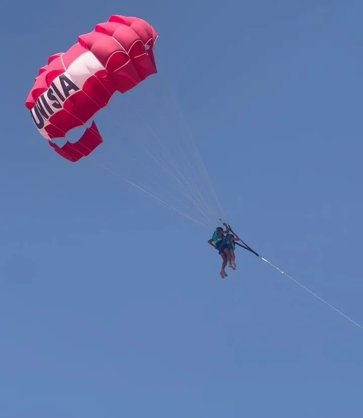 Image de la présumée agression sexuelle qu'aurait subie une touriste britannique, lors d'un saut en parachute en Tunisie