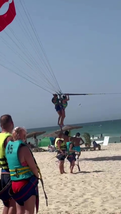 Image de la présumée agression sexuelle qu'aurait subie une touriste britannique, lors d'un saut en parachute en Tunisie