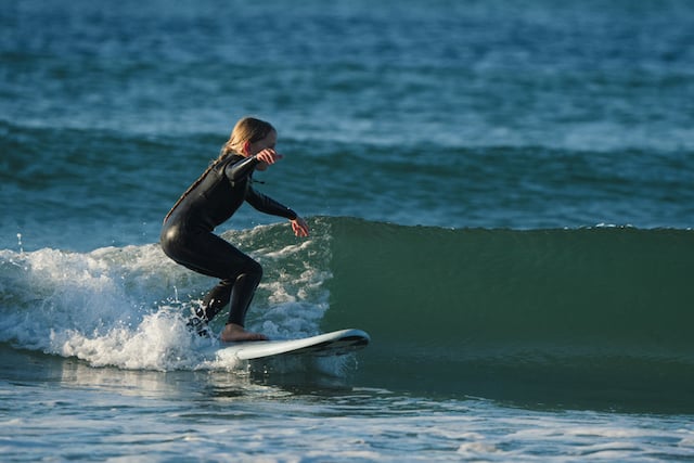 Une enfant en train de surfer