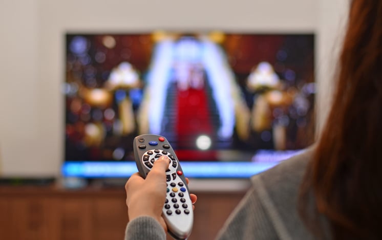 Une personne regarde la télévision