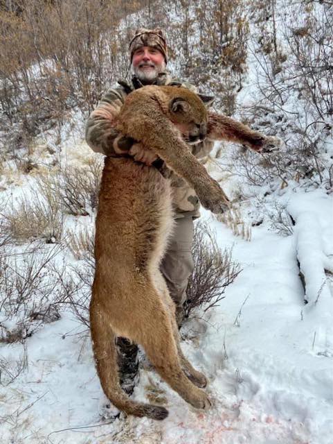 Asher Watkins en train de poser avec un trophée de chasse