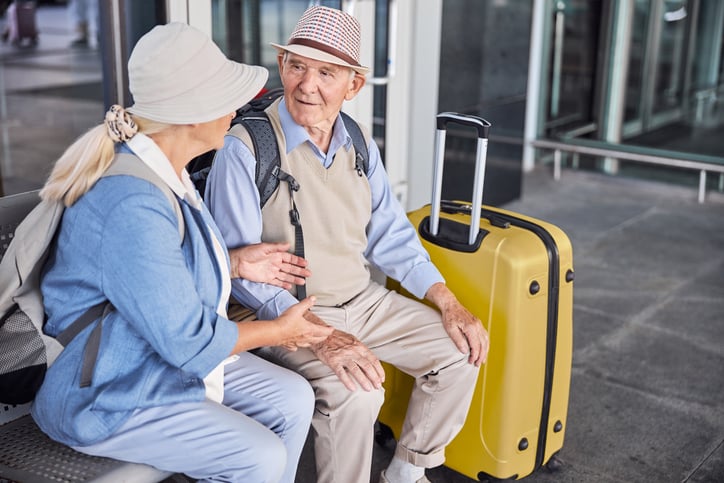 Un couple de retraités, dans une gare