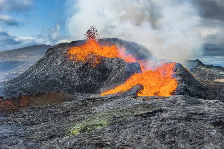 Un volcan en éruption