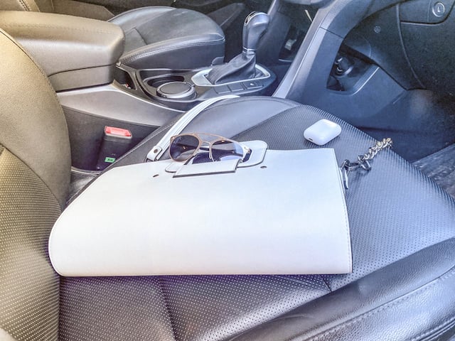 Sac à main oublié dans une voiture 