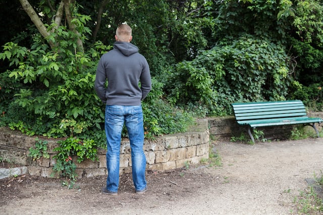 Un homme qui urine en pleine rue