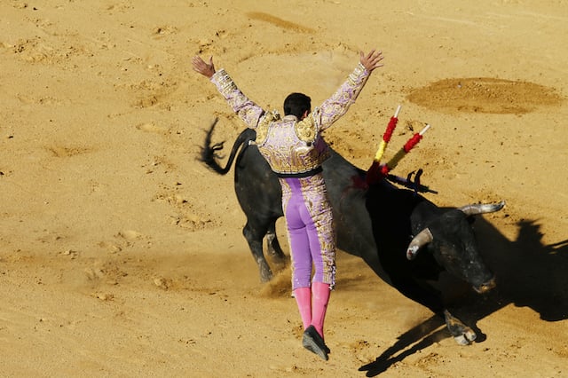 Un torero affrontant un taureau dans une arène 
