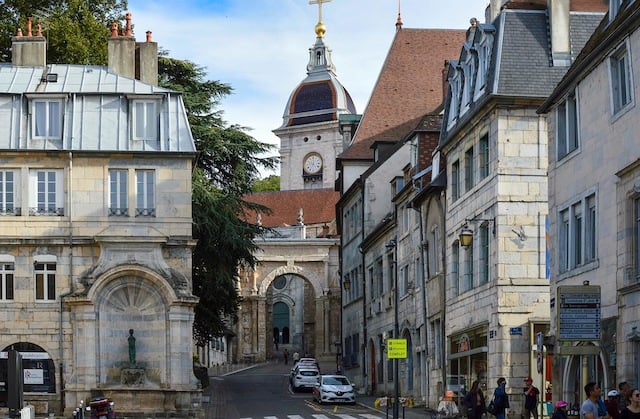 Vue sur le bas de la rue de la Convention, à Besançon