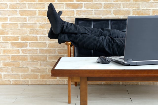 Un homme qui fait un sieste sur son lieu de travail