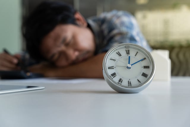 Un travailleur en train de faire la sieste 