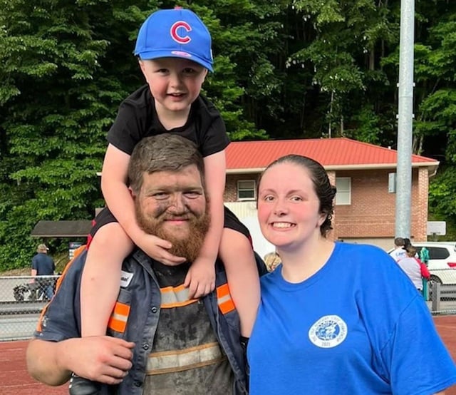 Joe Mcguire avec son fils et son épouse
