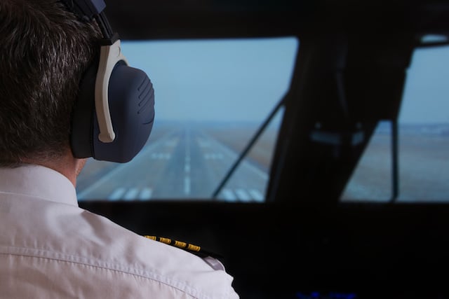 Pilote dans le cockpit 