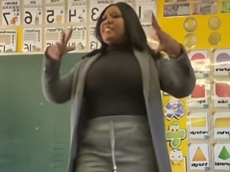 Gelda Waterboer chante une chanson à ses élèves sur le harcèlement sexuel