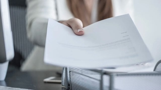 Une femme qui tend son CV 