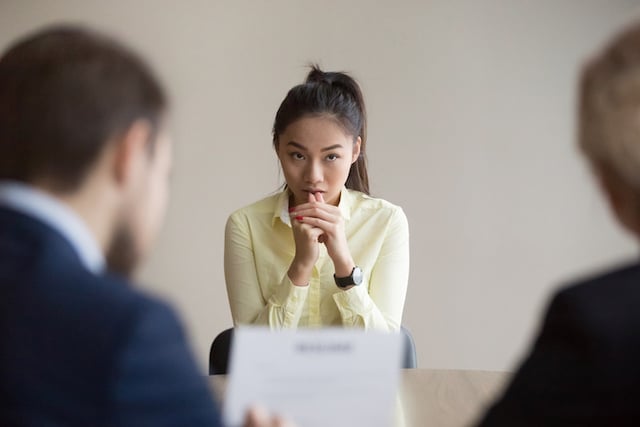 Une candidate face à deux recruteurs 