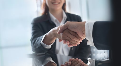 Poignée de main entre une candidate et un recruteur 