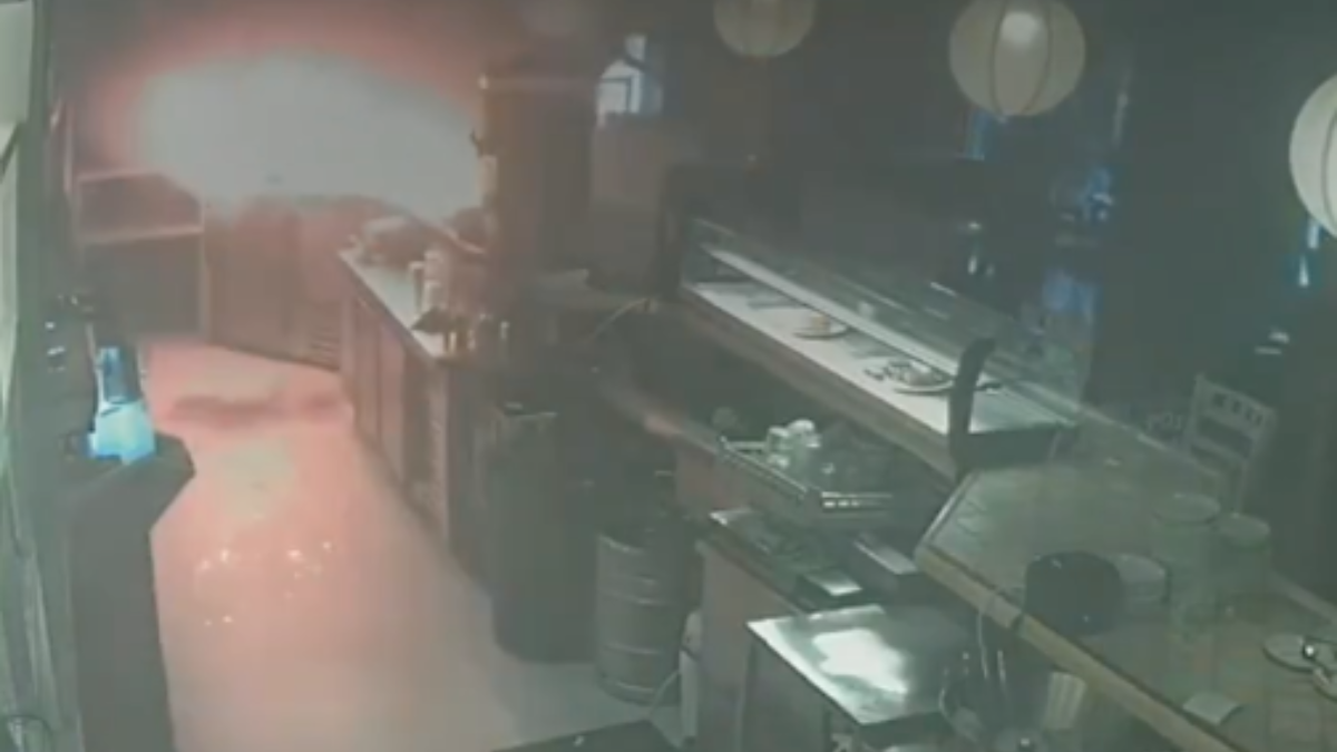 Images de la caméra de surveillance d'un bar espagnol, incendié le 20 août dernier