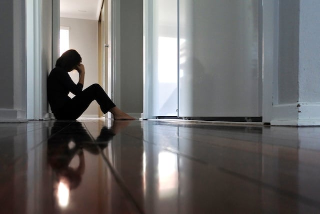 Une femme assise désespérée 