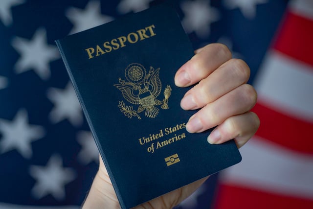 Une femme qui tient un passeport américain 