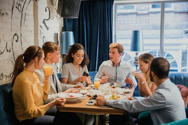 Un groupe au restaurant
