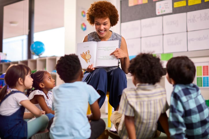 Une enseignante d'école primaire