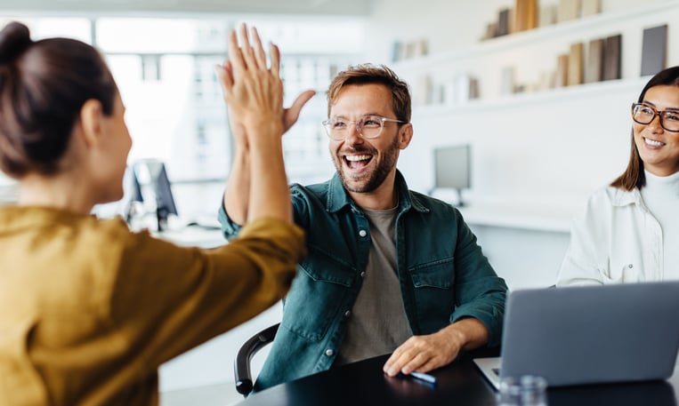 Un homme heureux au travail