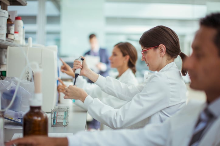 Des chercheurs en laboratoire