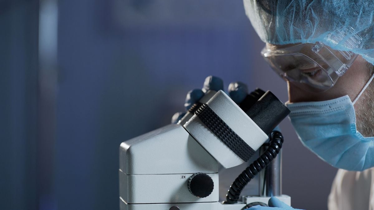 Un scientifique en train d'utiliser un microscope 