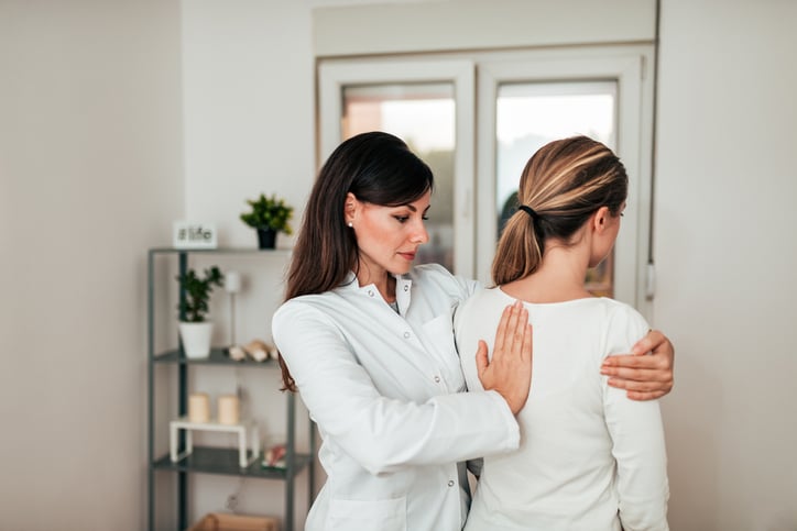 Une femme corrige une posture