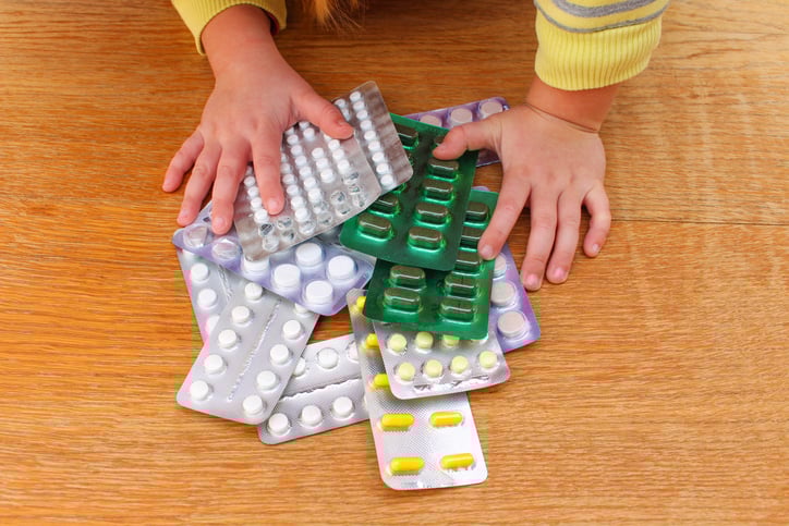 Un bébé et des médicaments 