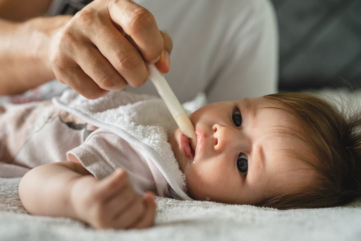 Un papa droguant son bébé