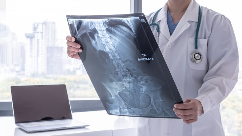 Un médecin regarde une radio