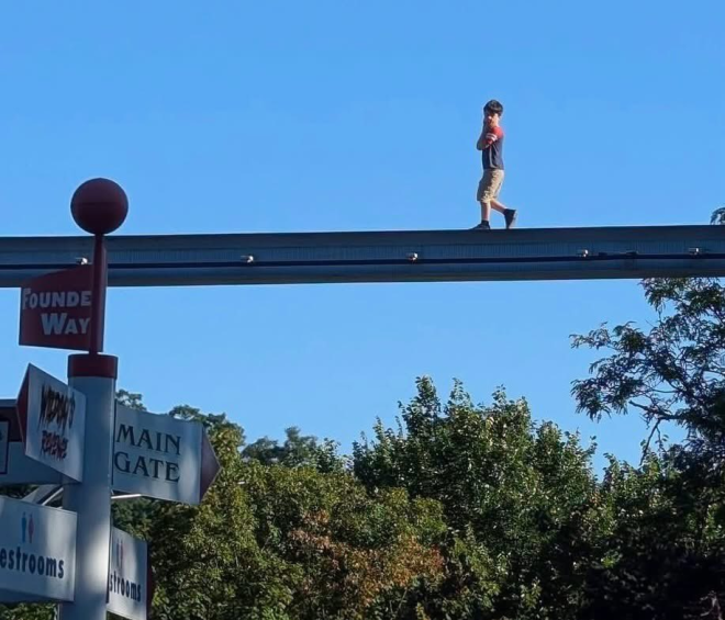 L'enfant bloqué sur le monorail