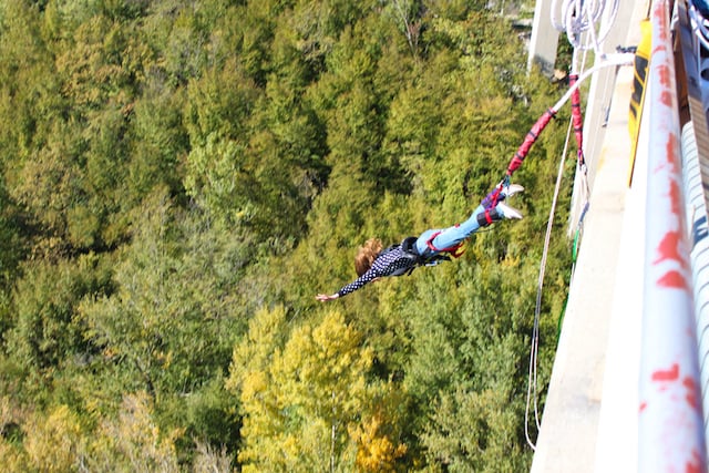 Une femme effectuant un saut à l'élastique 