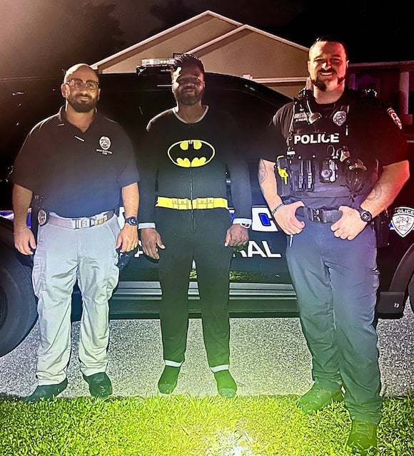 Kyle Myvett prenant la pose aux côtés des policiers 