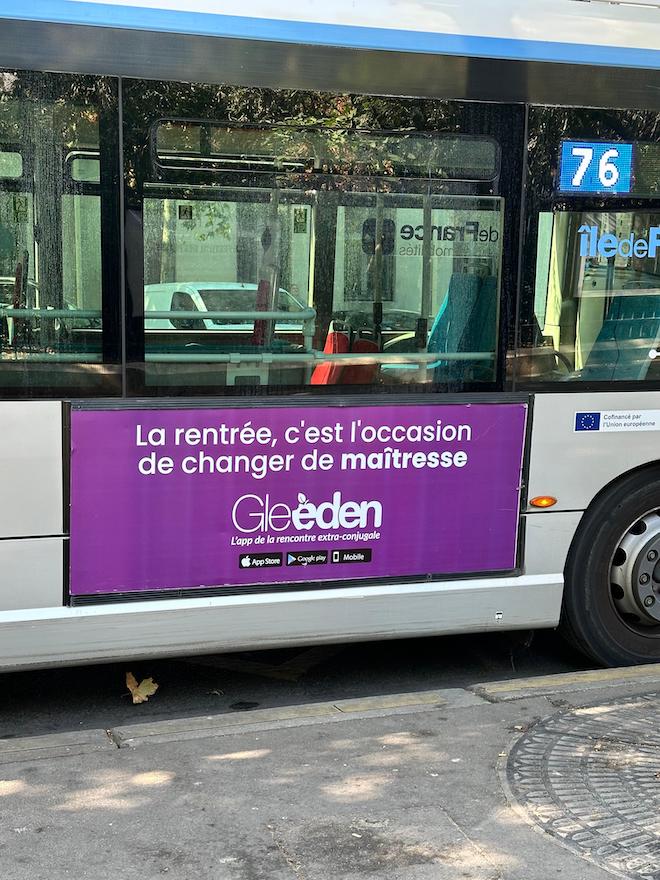 Campagne de publicité du site Gleeden, visible sur des bus IDFM