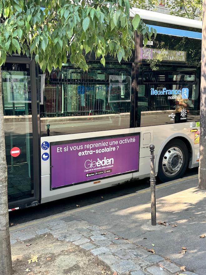 Campagne de publicité du site Gleeden, visible sur des bus IDFM