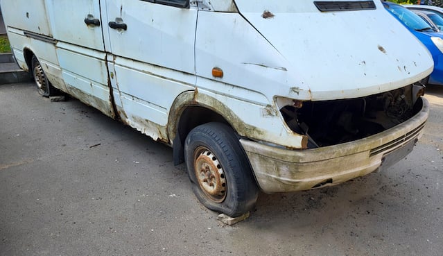 Une camionnette blanche abandonnée