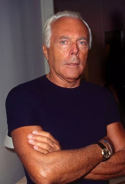 Le créateur de mode italien Giorgio Armani pose pour une photo à New York, en 1992